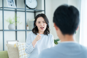 男性を叱責する女性