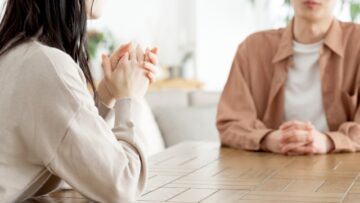 リビングで深刻な話をするカップル