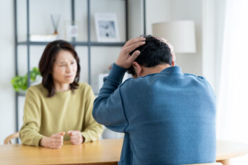 夫を責める妻